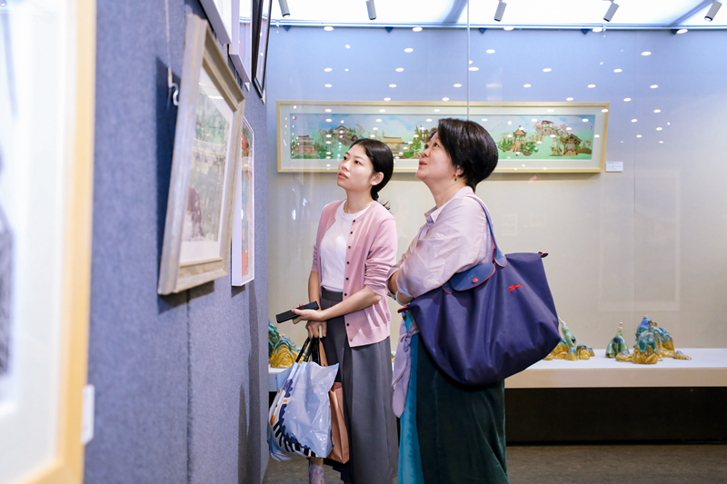 观展图2.jpg