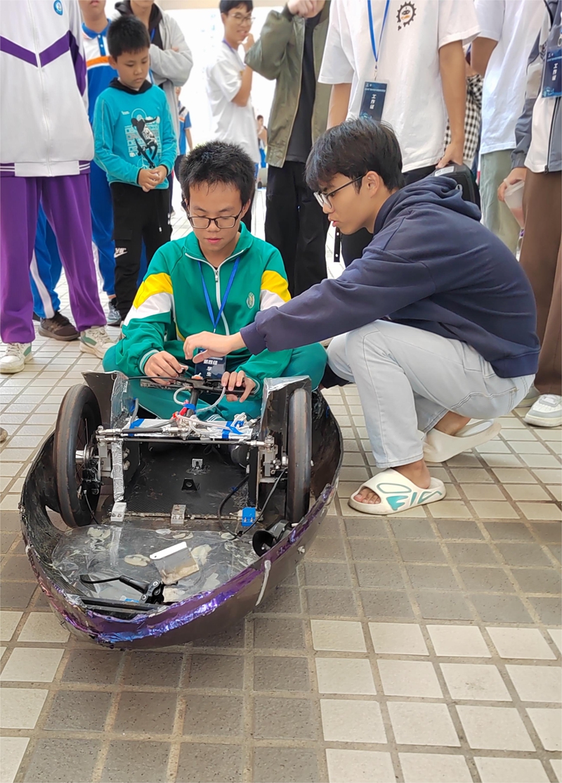 7.花都区秀全中学“男车手”试驾电动节能车.jpg