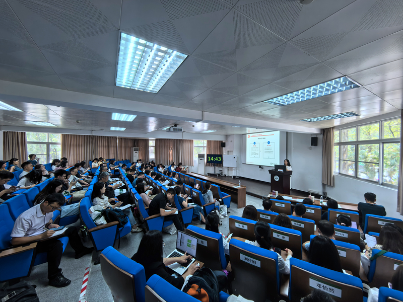 02学员认真听取专题讲座.jpg