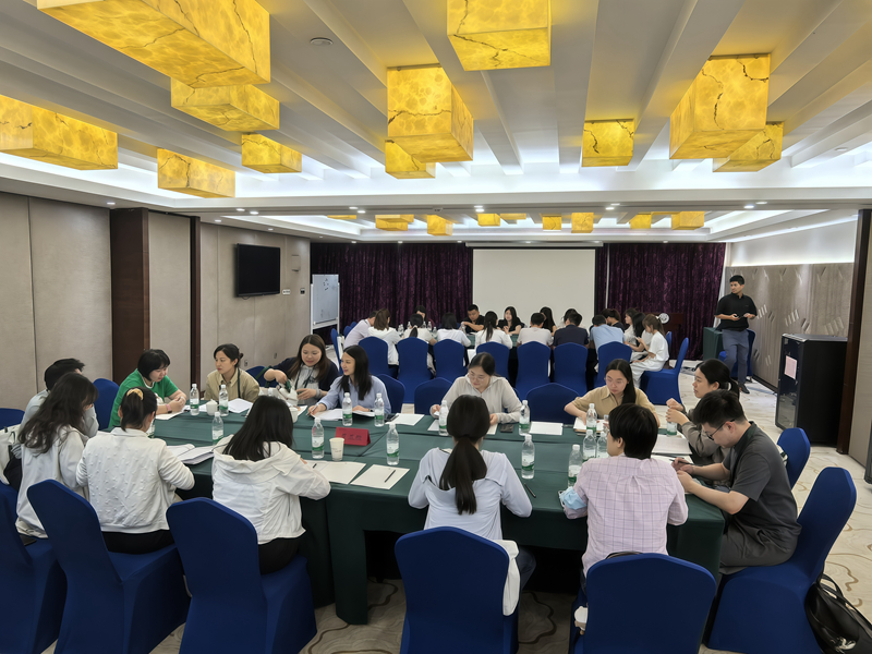04学员围绕主题分组进行交流研讨.jpg