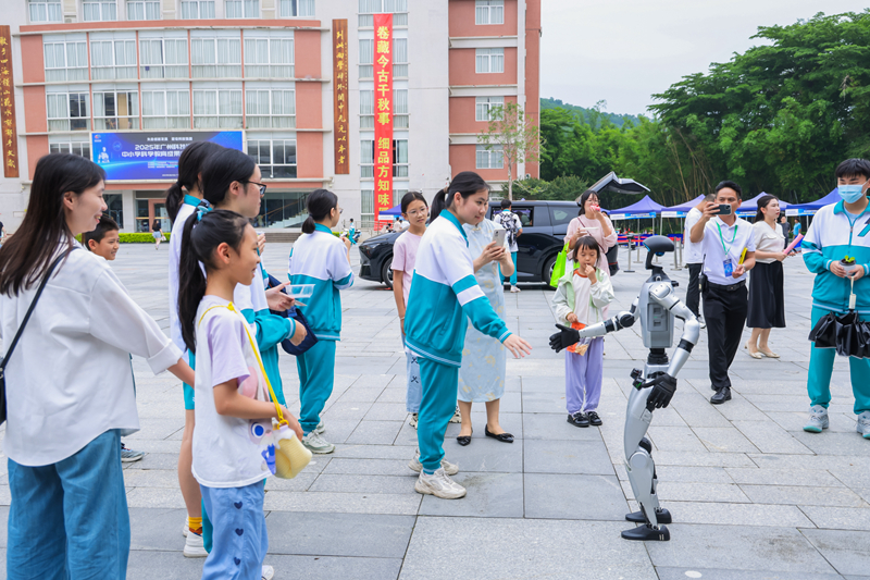 宇树机器人互动.jpg